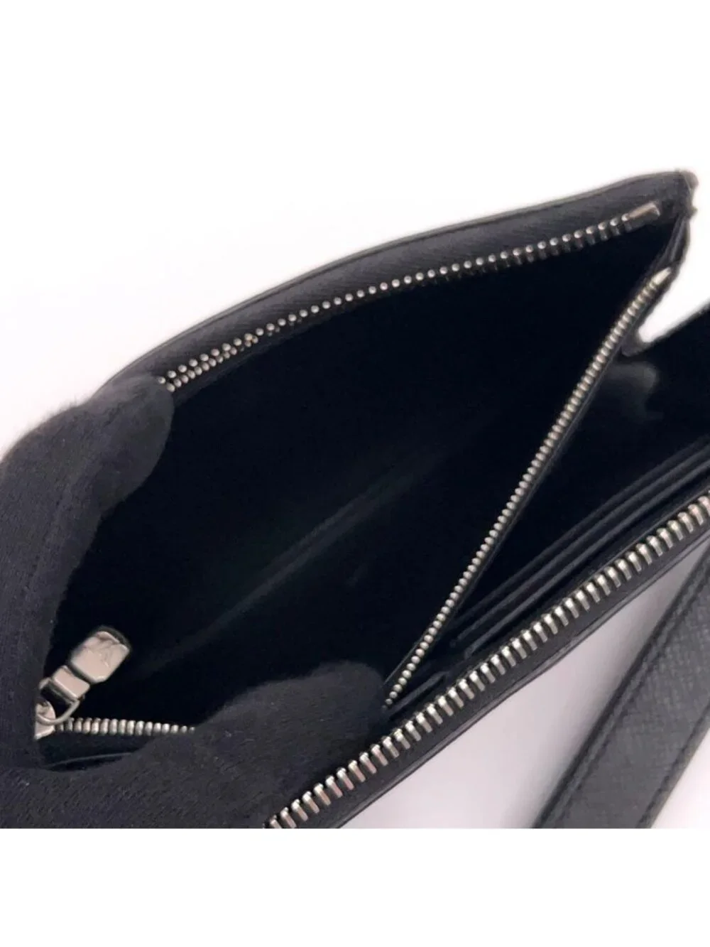 Louis Vuitton Taiga Zippy Dragonne Wallet Black